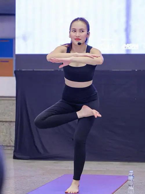 Gaya Ayu Ting Ting Jadi Instruktur Yoga, Tampil Elegan dan Sehat