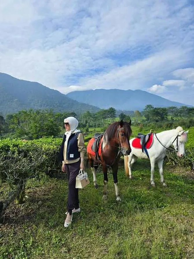 🌸 9 Potret Romantis Syahrini dan Reino Barack di Puncak: Momen Mesra di Tengah Keindahan Alam