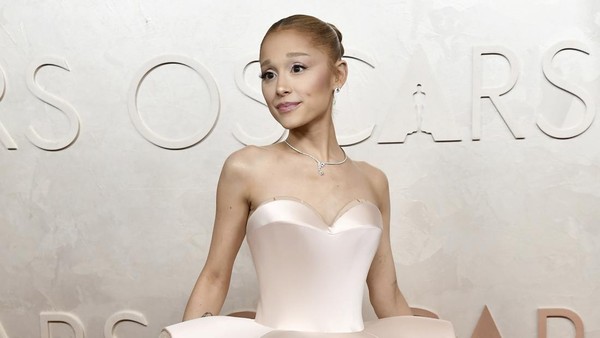 Ariana Grande Positif COVID-19 di Tengah Promosi Film Wicked: For Good
