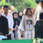 7 Momen Ketegaran Raisa Saat Pemakaman Ibunda yang Mengharukan Publik