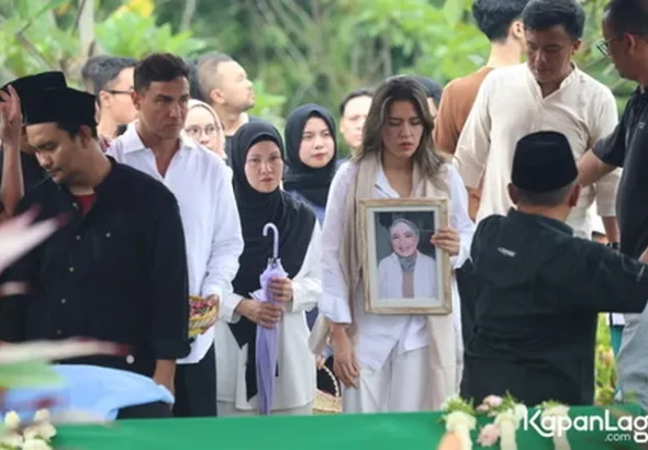 7 Momen Ketegaran Raisa Saat Pemakaman Ibunda yang Mengharukan Publik