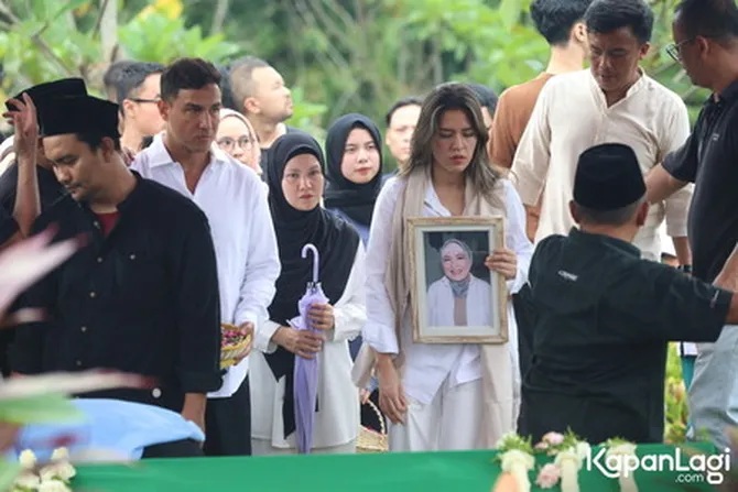 7 Momen Ketegaran Raisa Saat Pemakaman Ibunda yang Mengharukan Publik